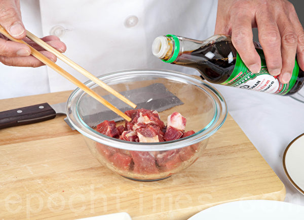 (許心如/大紀元) 【梁廚美食】燒汁雜菌炒牛柳粒