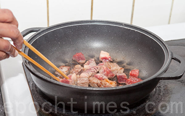 (許心如/大紀元) 【梁廚美食】燒汁雜菌炒牛柳粒
