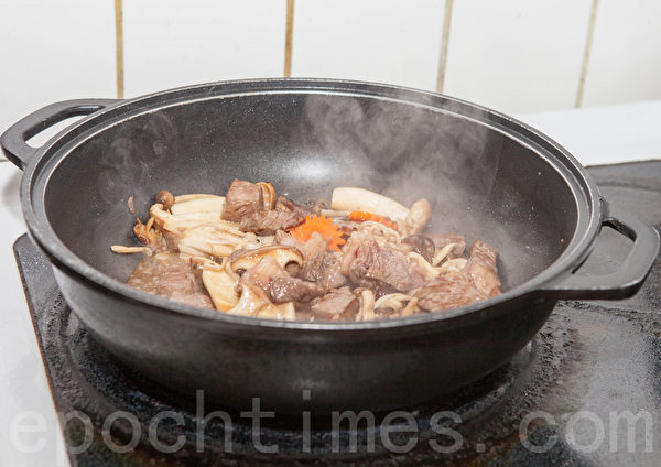 (許心如/大紀元) 【梁廚美食】燒汁雜菌炒牛柳粒