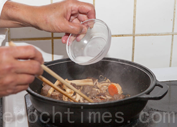 (許心如/大紀元) 【梁廚美食】燒汁雜菌炒牛柳粒