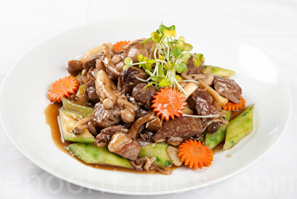 (許心如/大紀元) 【梁廚美食】燒汁雜菌炒牛柳粒