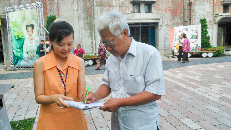 書法家高連永正在「刑事舉報江澤民」聯署書上簽名。(明慧網)