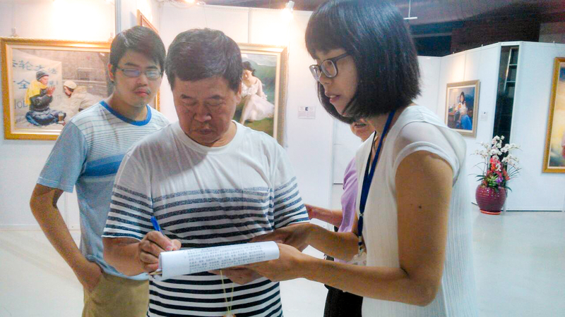 台中市民在「刑事舉報江澤民」聯署書上簽名,希望能共同制止這場對法輪功的迫害。(明慧網)