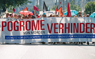 组图：德国德勒斯登示威 张开双臂欢迎难民