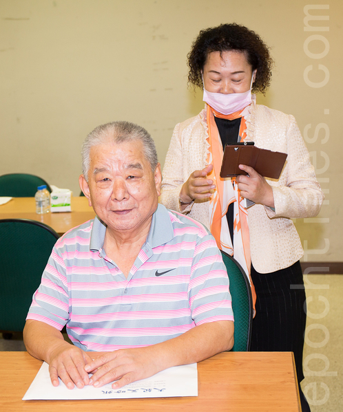 世界大同村学习型社区协会理事长朱铜树27日说,透过推动大纪元时报读报教育,扩展学生视野,陶冶心性,形成良善的循环。(郑顺利/大纪元) 世界大同村学习型社区协会理事长朱铜树27日说,透过推动大纪元时报读报教育,扩展学生视野,陶冶心性,形成良善的循环。(郑顺利/大纪元)