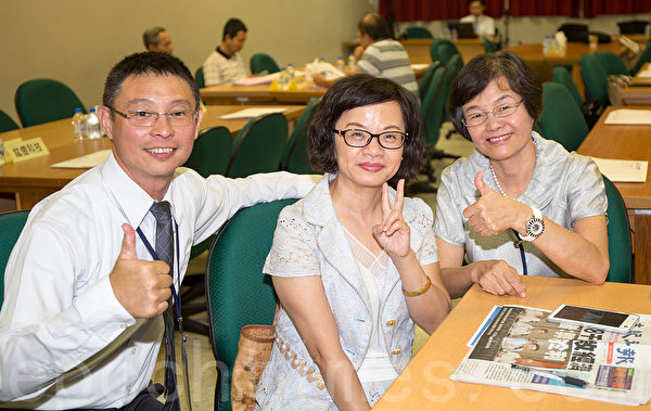 大纪元时报高屏营运处副理陈昭荣(左)、 协理张素杏(右)。果芳艺术中心总监沈芳如(中)27日表示,与客户以诚相待,才能获得信任,善的力量十分强大。(郑顺利/大纪元) 大纪元时报高屏营运处副理陈昭荣(左)、 协理张素杏(右)。果芳艺术中心总监沈芳如(中)27日表示,与客户以诚相待,才能获得信任,善的力量十分强大。(郑顺利/大纪元)