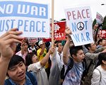 8月30日，数万民众聚集在日本东京等地举行以“废除战争法案！”等口号的抗议活动。（TORU YAMANAKA/AFP/Getty Images)