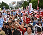 由日本勞工工會、市民團體組成的反對安保相關法案集會，30日舉行大規模抗議活動。(Toru YAMANAKA/AFP)