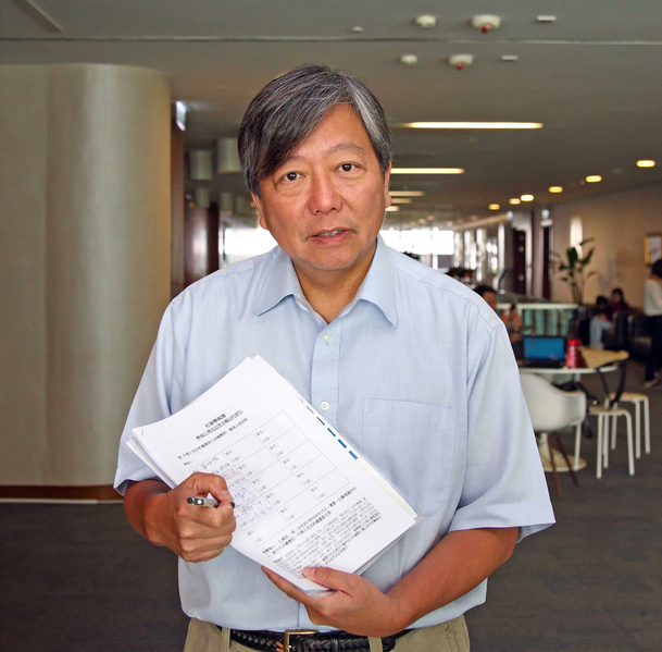 立法会议员李卓人支持诉江,签署了针对江泽民罪行的刑事举报书。(潘在殊/大纪元)