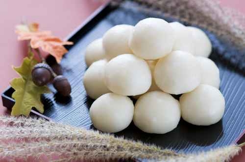 日本人在中秋節時不吃月餅,而是食用月見糰子。(fotolia)