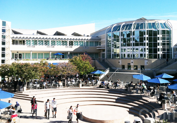 加州大學聖地亞哥分校在全美大學排名第39，在全美公立大學中列第9名圖為UCSD的普萊斯中心（Price Center）。(陸傑森／大紀元)