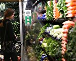Whole Foods食品超市中的蔬果。（Justin Sullivan/Getty Images）