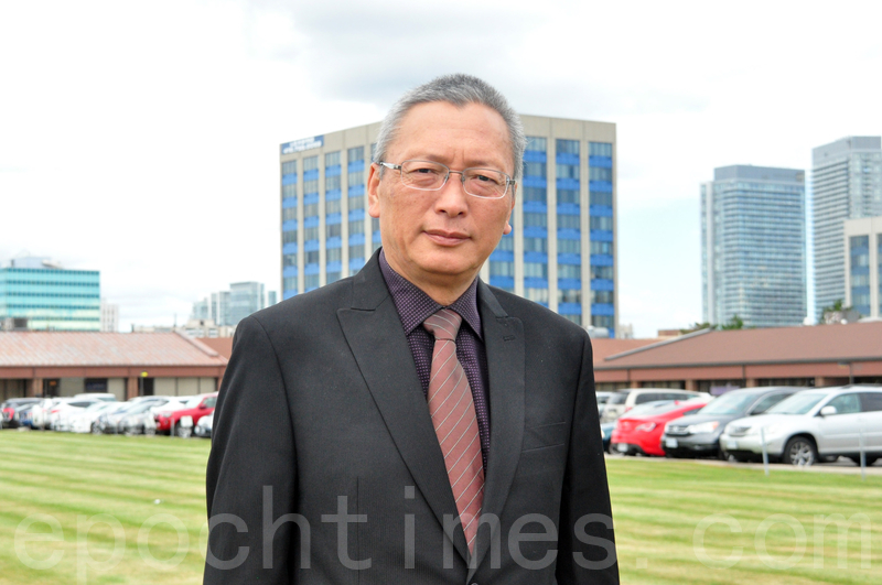 一年前来到加拿大的前中国最高法院法官谢卫东声援法轮功学员控告江泽民。(周行/大纪元)
