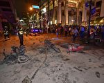 2015年8月17日，泰国曼谷市中心齐隆区著名景点四面佛对开的十字路口，当天晚上发生炸弹袭击，造成20人死亡。9月12日，泰国当局首次发出逮捕令，宣布缉拿一名中国籍维吾尔族男子阿布都雷赫曼（Abudusataer Abudureheman）。(PORNCHAI KITTIWONGSAKUL/AFP/Getty Images)