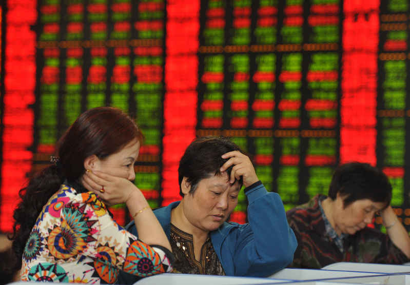 新興市場股市跌入熊市的要角是中國股市，上證指數從1月的高峰跌到10月的今年最低點，足足跌了超過31%。（AFP）