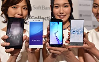 德國柏林消費電子展（IFA）將於4日開跑，全球各大科技企業多想趁此機會展示最新的旗艦產品。圖為今年5月19日，日本軟銀集團展示的四款最新智能手機：Aquos Xx, Xperia Z4, Galaxy S6 edge, and Aquos Crystal。(KAZUHIRO NOGI/AFP/Getty Images)