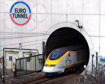 当地时间9月1日晚上，有大批难民试图穿越隧道潜入英国，导致5列“欧洲之星”火车中止运行，乘客被迫在断电、黑漆漆的车厢内度过好几个小时。（AFP PHOTO / DENIS CHARLET）
