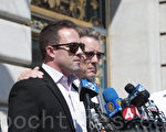 9月1日，14号码头枪击案受害者家属正式向旧金山和联邦责任部门索赔。图为受害人凯瑟琳‧斯坦勒的弟弟Brad（左）和父亲James（右）难掩悲痛。（周凤临／大纪元）