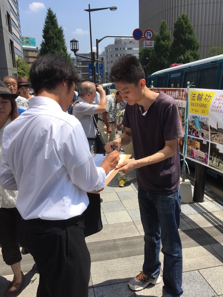 日本徵集到10,898民眾對江澤民的舉報,圖為日本法輪功學員在街頭徵簽,民眾聯署聲援簽名舉報江澤民。(日本法輪大法學會提供) 日本徵集到10,898民眾對江澤民的舉報,圖為日本法輪功學員在街頭徵簽,民眾聯署聲援簽名舉報江澤民。(日本法輪大法學會提供)