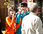 韩片《爱的礼赞》剧照。图中为EXO团员灿烈（中）与文佳煐（左）。（绝色国际提供）