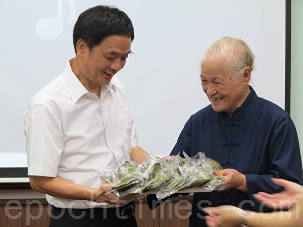 陈绸阿嬷(右)带着志工们手作的草仔粿,送给与会来宾及受保护管束学员,由高雄地检署检察长周章钦(左)代表接受。(李晴玳/大纪元) 陈绸阿嬷(右)带着志工们手作的草仔粿,送给与会来宾及受保护管束学员,由高雄地检署检察长周章钦(左)代表接受。(李晴玳/大纪元)