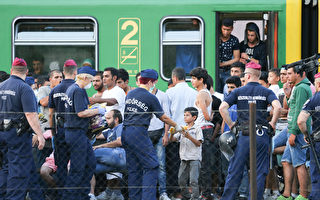 匈牙利放行难民 欧洲难民制度处崩溃边缘