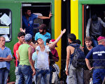 歐洲理事會呼籲歐盟各國大幅增加難民收容人數，重新安置大批湧入的難民。(ATTILA KISBENEDEK/AFP)