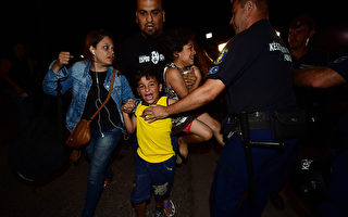 匈警方拦下挤满移民列车 带往难民营