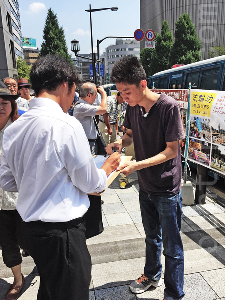 在東京聯署活動時,有很多日本民眾了解真相後,毫不猶豫簽上自己的名字,刑事舉報江澤民。(萬迎傑/大紀元) 在東京聯署活動時,有很多日本民眾了解真相後,毫不猶豫簽上自己的名字,刑事舉報江澤民。(萬迎傑/大紀元)