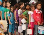 2015年9月7日，叙利亚儿童在北部城市阿勒颇排队领取食物援助。叙利亚内战造成20多万人死亡，1,100万叙利亚人流离失所，400万成为难民，国际社会也深受影响。(Fadi al-Halabi/AFP/Getty Images)