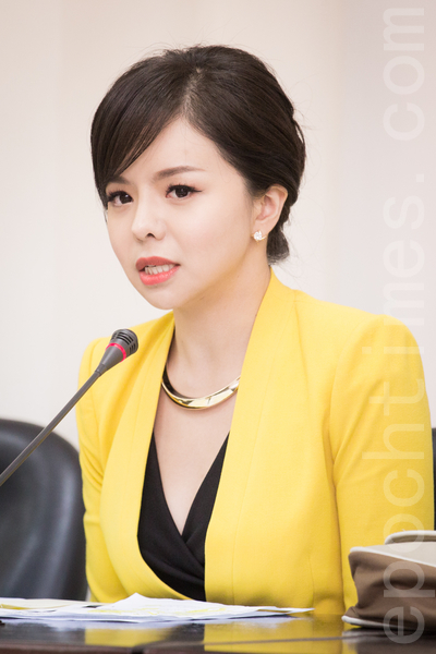 加拿大世界小姐林耶凡9月8日出席「崩潰中的中共加緊迫害中國宗教及維權人士」記者會暨公聽會。(陳柏州/大紀元) 加拿大世界小姐林耶凡9月8日出席「崩潰中的中共加緊迫害中國宗教及維權人士」記者會暨公聽會。(陳柏州/大紀元)