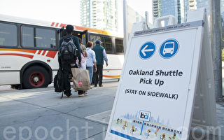 9月6日，在旧金山越湾公交终点站，没有出现乘坐免费越湾大巴排长队的现象，基本是随到随走。（周凤临／大纪元）