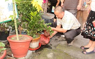 南投市三和里里長吳志鵬親自示範清理積水容器的方法。（南投市公所提供）