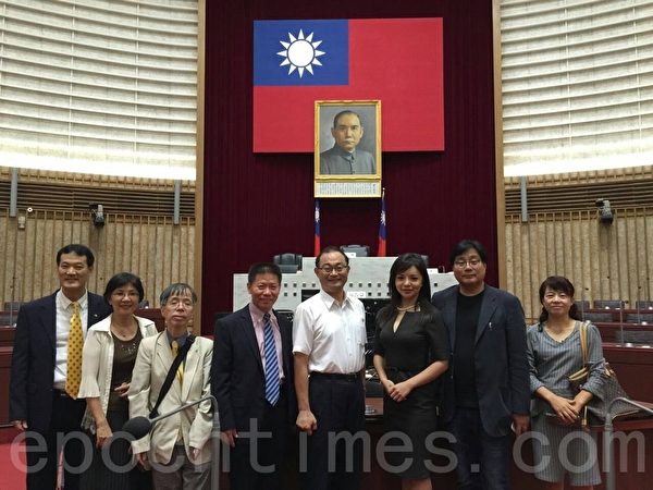高雄市议会迎中国宗教维权人士来台,由(图中)高雄市议员黄柏霖带领来宾参观议会庭,(左二)台湾法轮大法学会理事长张锦华、(左三)香港牧师邬小鹤、(左四)中国牧师傅希秋、(右二)台湾关怀中国人权联盟理事长杨宪宏、(右三)加拿大世界小姐林耶凡。(郑顺利/大纪元) 高雄市议会迎中国宗教维权人士来台,由(图中)高雄市议员黄柏霖带领来宾参观议会庭,(左二)台湾法轮大法学会理事长张锦华、(左三)香港牧师邬小鹤、(左四)中国牧师傅希秋、(右二)台湾关怀中国人权联盟理事长杨宪宏、(右三)加拿大世界小姐林耶凡。(郑顺利/大纪元)
