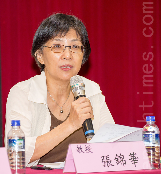 身为新闻教育者,也是法轮功修练者,张锦华对遭受中共迫害基督徒、维吾尔族,与藏人等能感同身受,呼吁专制政权应尽快还权于民。(郑顺利/大纪元) 身为新闻教育者,也是法轮功修练者,张锦华对遭受中共迫害基督徒、维吾尔族,与藏人等能感同身受,呼吁专制政权应尽快还权于民。(郑顺利/大纪元)