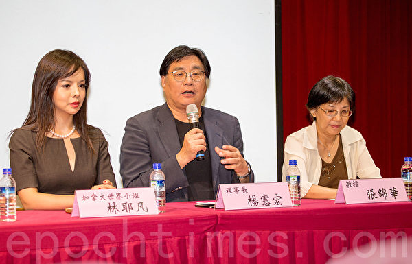 杨宪宏(图中)呼吁:高雄可办理邀请维权人士驻市活动,并提出庇护村概念,接待国际难民。(郑顺利/大纪元) 杨宪宏(图中)呼吁:高雄可办理邀请维权人士驻市活动,并提出庇护村概念,接待国际难民。(郑顺利/大纪元)
