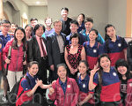 李文雄一家与来自台湾的16位国际青年交流大使合影。（梁博／大纪元）