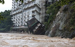 日本「鬼怒川」潰堤淹城 災民揮黃巾求救