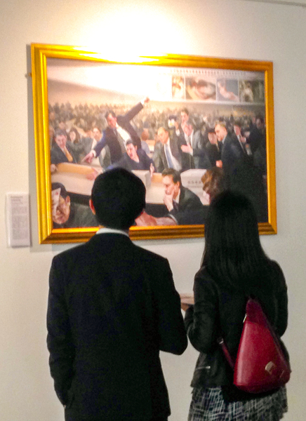 二零一五年九月二日,「真善忍」美展的每幅作品在東倫敦傲案中心(The Proud Archivist)展出,兩位華人青年認真觀看畫作。(明慧網) 二零一五年九月二日,「真善忍」美展的每幅作品在東倫敦傲案中心(The Proud Archivist)展出,兩位華人青年認真觀看畫作。(明慧網)