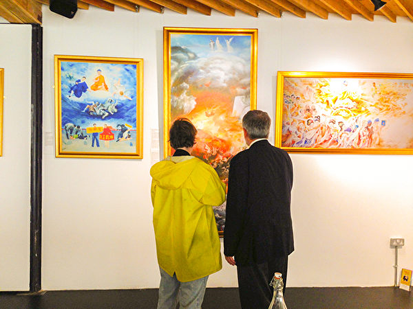 觀眾正在認真觀看「真善忍」美展的畫作。(明慧網) 觀眾正在認真觀看「真善忍」美展的畫作。(明慧網)