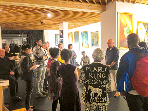 二零一五年九月二日,在 「真善忍」美展開幕式上,現居倫敦的維吾爾族醫生安華托蒂向來賓講述自己在新疆時曾被捲入活摘器官的經歷。(明慧網) 二零一五年九月二日,在 「真善忍」美展開幕式上,現居倫敦的維吾爾族醫生安華托蒂向來賓講述自己在新疆時曾被捲入活摘器官的經歷。(明慧網)