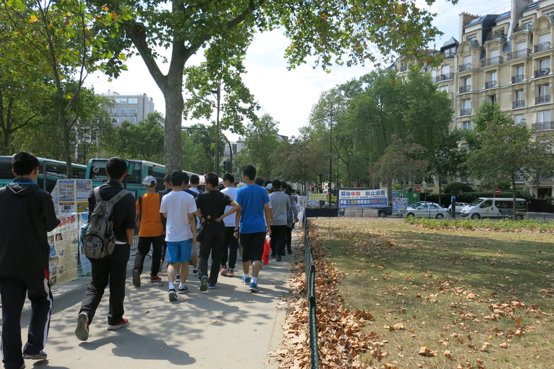 巴黎退黨服務中心在暑假期間迎來了大量的中國遊客,他們在了解了中共迫害法輪功的罪行等真相後紛紛聲明三退,其中不乏很多學生。(張宇芳/大紀元)