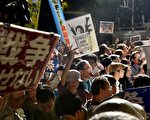 9月16日，上萬名日本民眾到東京國會大廈外抗議示威，要求當局廢除安保法相關修正案。(KAZUHIRO NOGI/AFP/Getty Images)