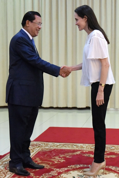 2015年9月17日,好莱坞影星朱莉在金边会见柬埔寨总理洪森。穿着高跟鞋的朱莉明显高于洪森。(TANG CHHIN SOTHY/AFP/Getty Images) 2015年9月17日,好莱坞影星朱莉在金边会见柬埔寨总理洪森。穿着高跟鞋的朱莉明显高于洪森。(TANG CHHIN SOTHY/AFP/Getty Images)