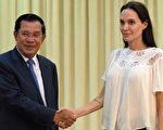 2015年9月17日，好萊塢影星朱莉在金邊會見柬埔寨總理洪森，其執導的第三部長片講述柬共黑暗歷史，將於今年11月開拍。(TANG CHHIN SOTHY/AFP/Getty Images)