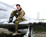 吳慷仁穿上空軍服相當英挺瀟灑。(攝影許培鴻/公視提供)