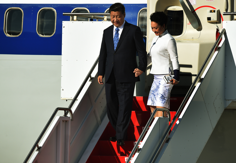 9月22日中共国家主席习近平乘坐的专机抵达访美首站西雅图市的佩因机场(Paine Field),进行为期一周的国是访问。图为习近平偕夫人彭丽媛一同步出专机的舱门,两人双手紧扣走下舷梯。(AFP PHOTO/MARK RALSTON)
