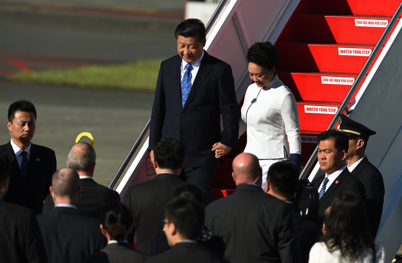 9月22日中共国家主席习近平乘坐的专机抵达访美首站西雅图市的佩因机场(Paine Field),进行为期一周的国是访问。图为习近平偕夫人彭丽媛一同步出专机的舱门,两人双手紧扣走下舷梯。(AFP PHOTO/MARK RALSTON)