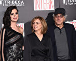安妮‧海瑟薇（左起）与导演南希‧迈耶斯和老牌影星罗伯特‧德尼罗一起出席《实习生》纽约首映。（Dimitrios Kambouris/Getty Images）