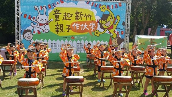 由汉声幼儿园小朋友活力十足的太鼓表演。(林宝云/大纪元) 由汉声幼儿园小朋友活力十足的太鼓表演。(林宝云/大纪元)